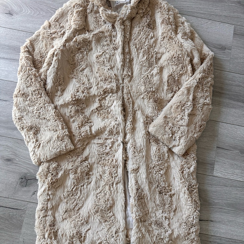 Cozy Cream Faux Fur Coat jacket. New without tag
